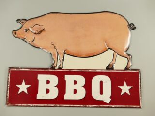 Muurplaat blik Varken BBQ 70x54cm - Eliassen.nl