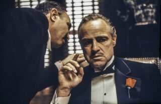 S935 Glasgemälde flüsternde Geschäftsleute 80x120cm eliassen.co.uk