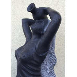 steinfigur-skulptur-wasserspiel-schwarz-schön-tine