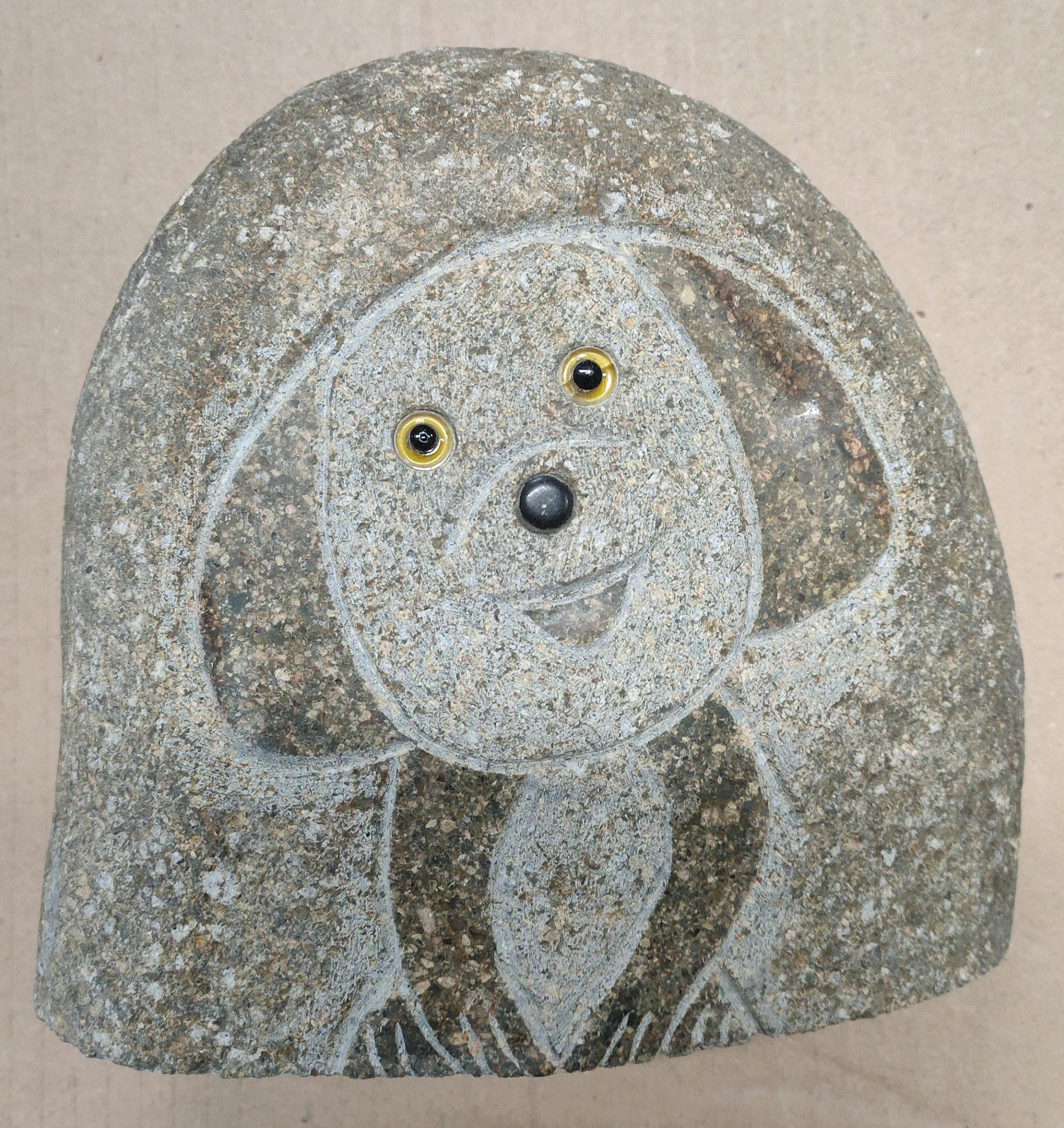 Stone decoration statue Puppy dog on boulder 20cm - Eliassen.nl