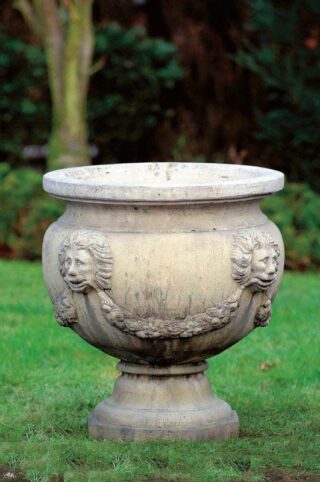 Tuinvaas klassiek met hoofden 60cm - eliassen.nl