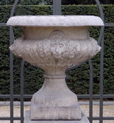 Tuinvaas klassiek met Leeuwenkoppen 105cm - eliassen.nl