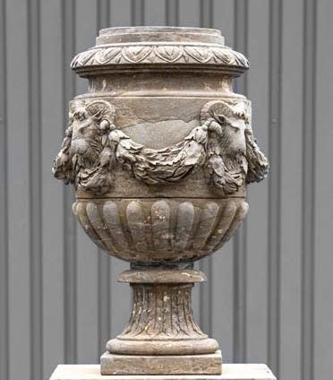 Tuinvaas klassiek met Leeuwenkoppen Amadora 118cm - eliassen.nl