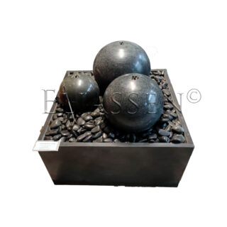 Quadratischer Wasserbrunnen aus Granit Sette mit großen Wasserkugeln und Felsbrocken - Eliassen.de