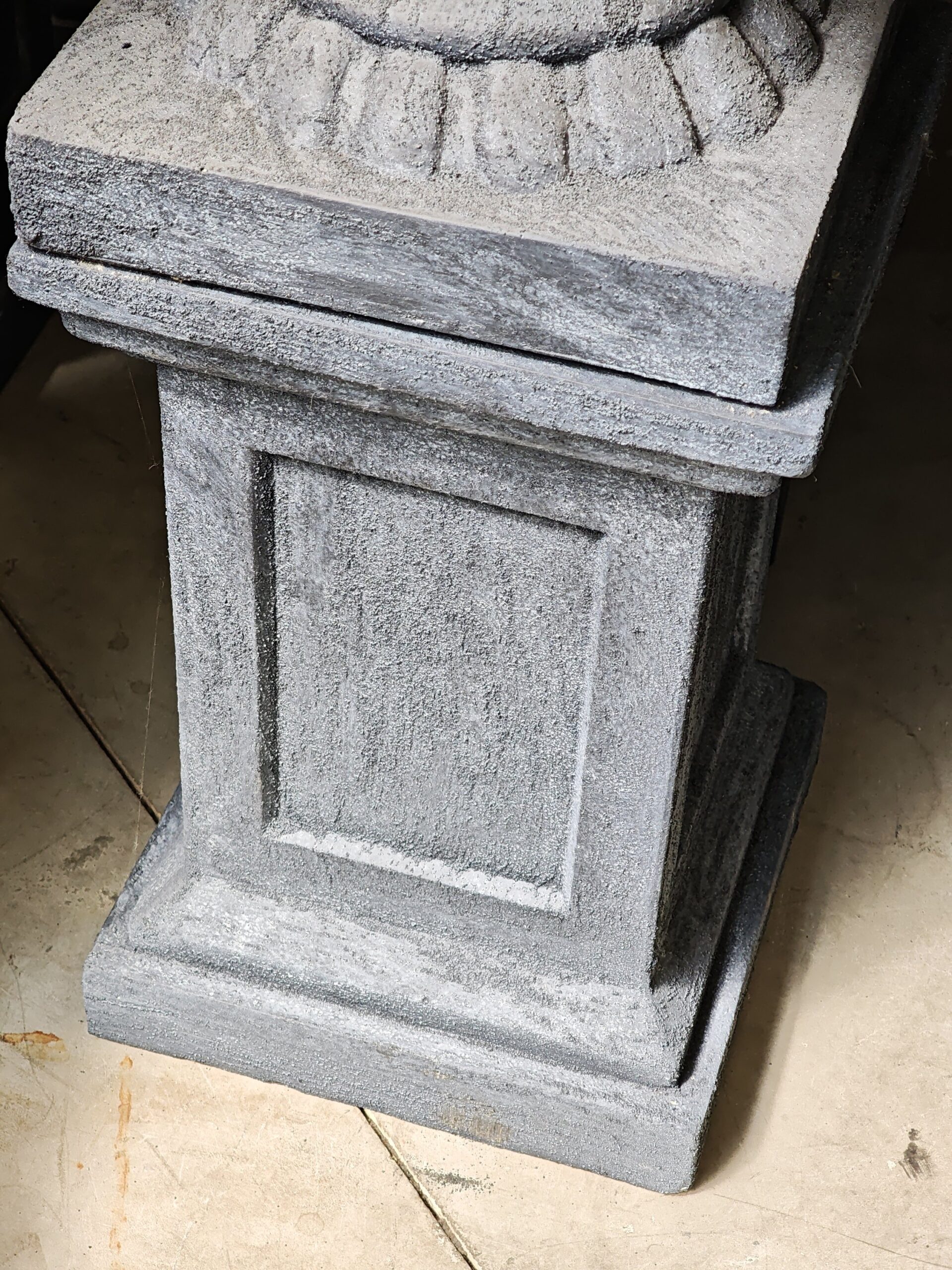 Pedestal polystone anthracite sand texture 54cm