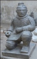 Skulptur eines sitzenden alten Bauern Vietnam 100cm