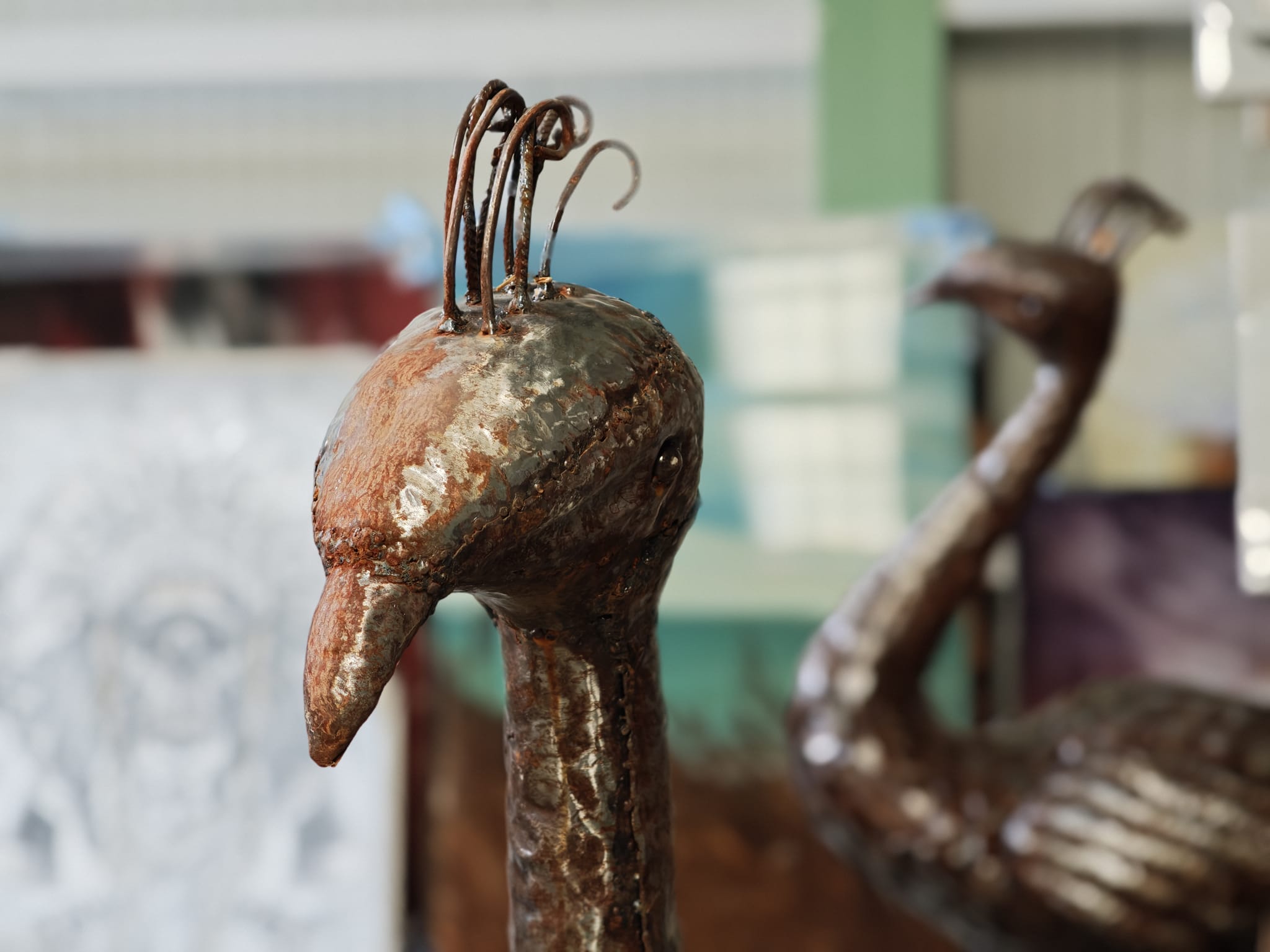 Groot tuinbeeld Pauw van metaal staart omlaag 170cm eliassen.nl