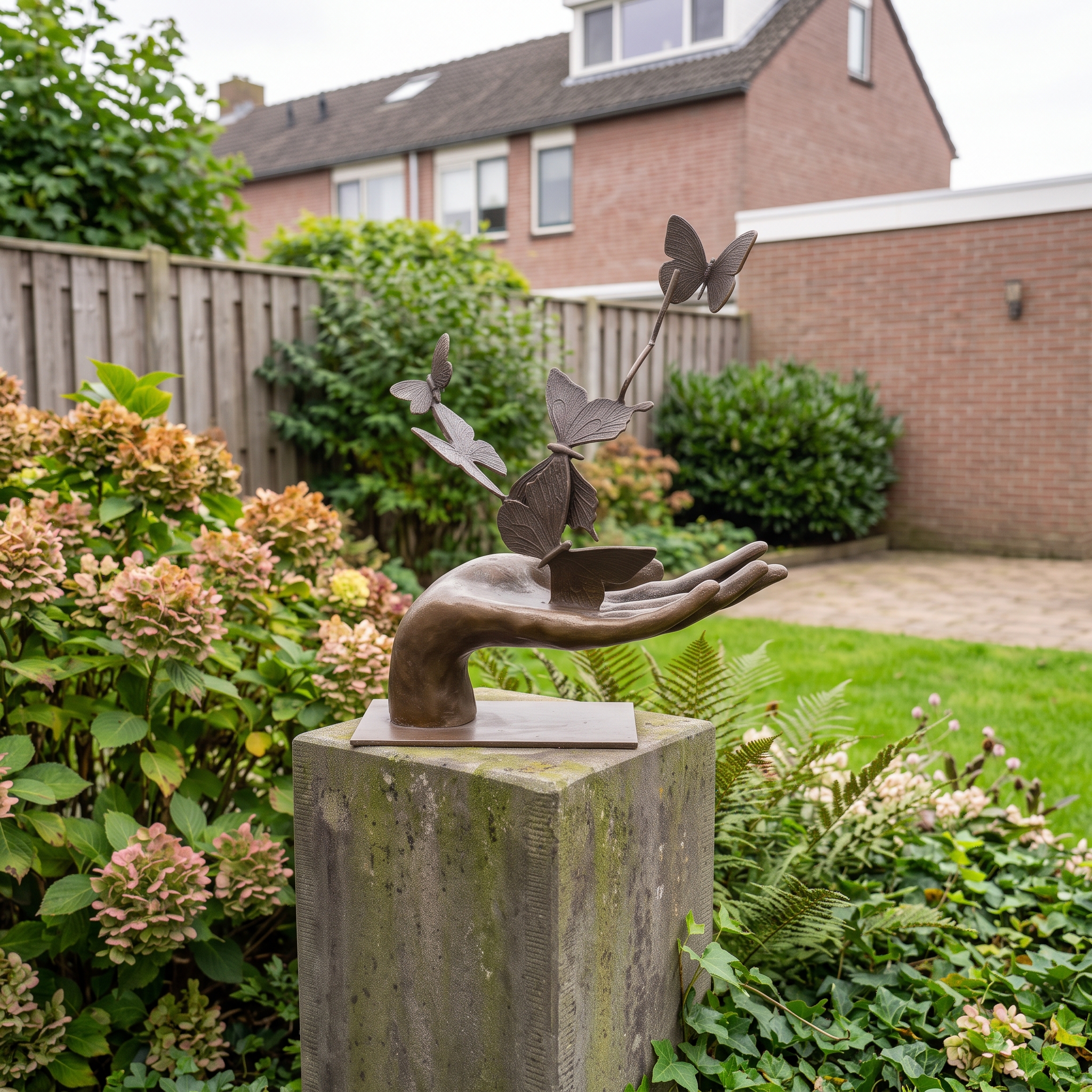 Sculptuur Brons wegvliegende vlinders uit hand 34cm