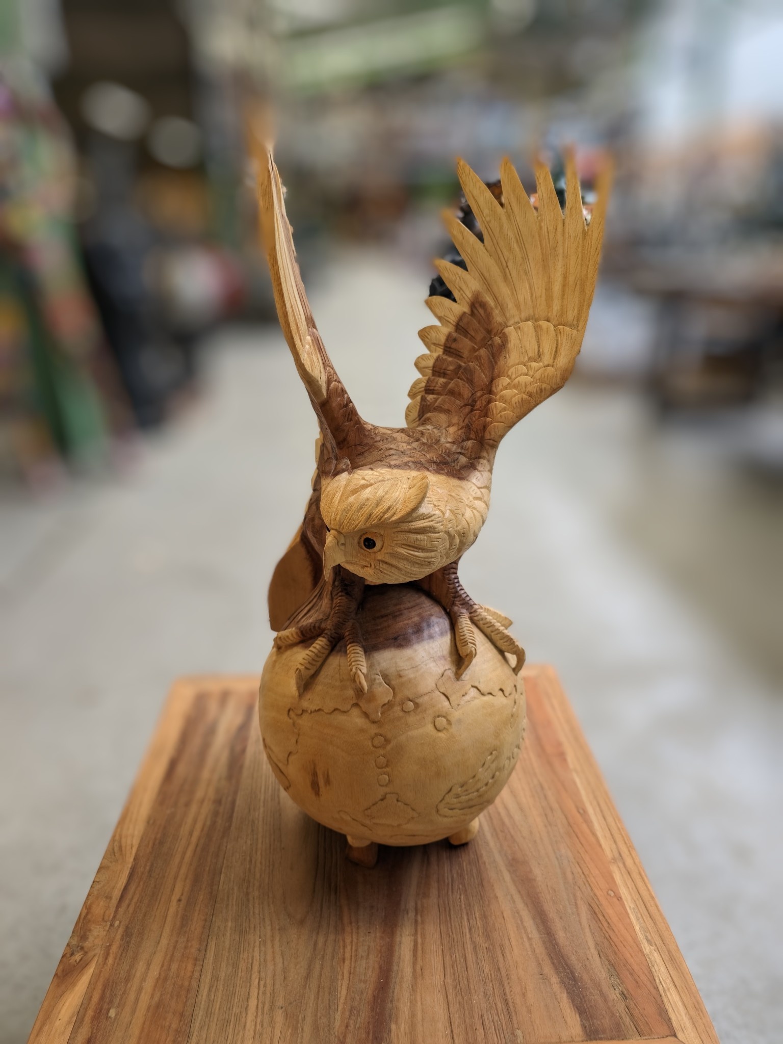 Statue Holz Eule auf Kugel 60cm eliassen.de 1