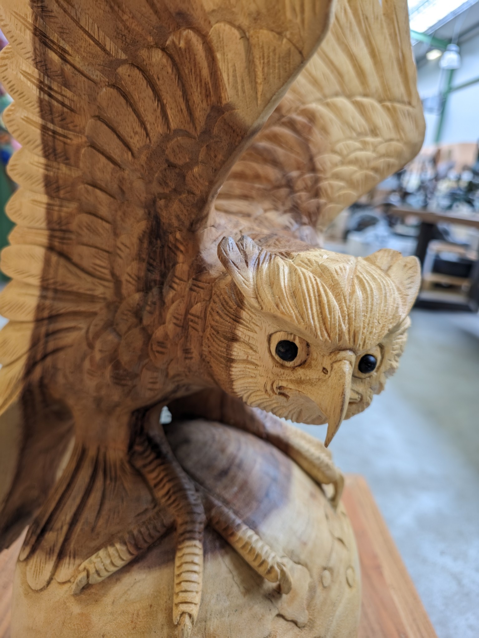 Statue Holz Eule auf Kugel 60cm eliassen.co.uk 4