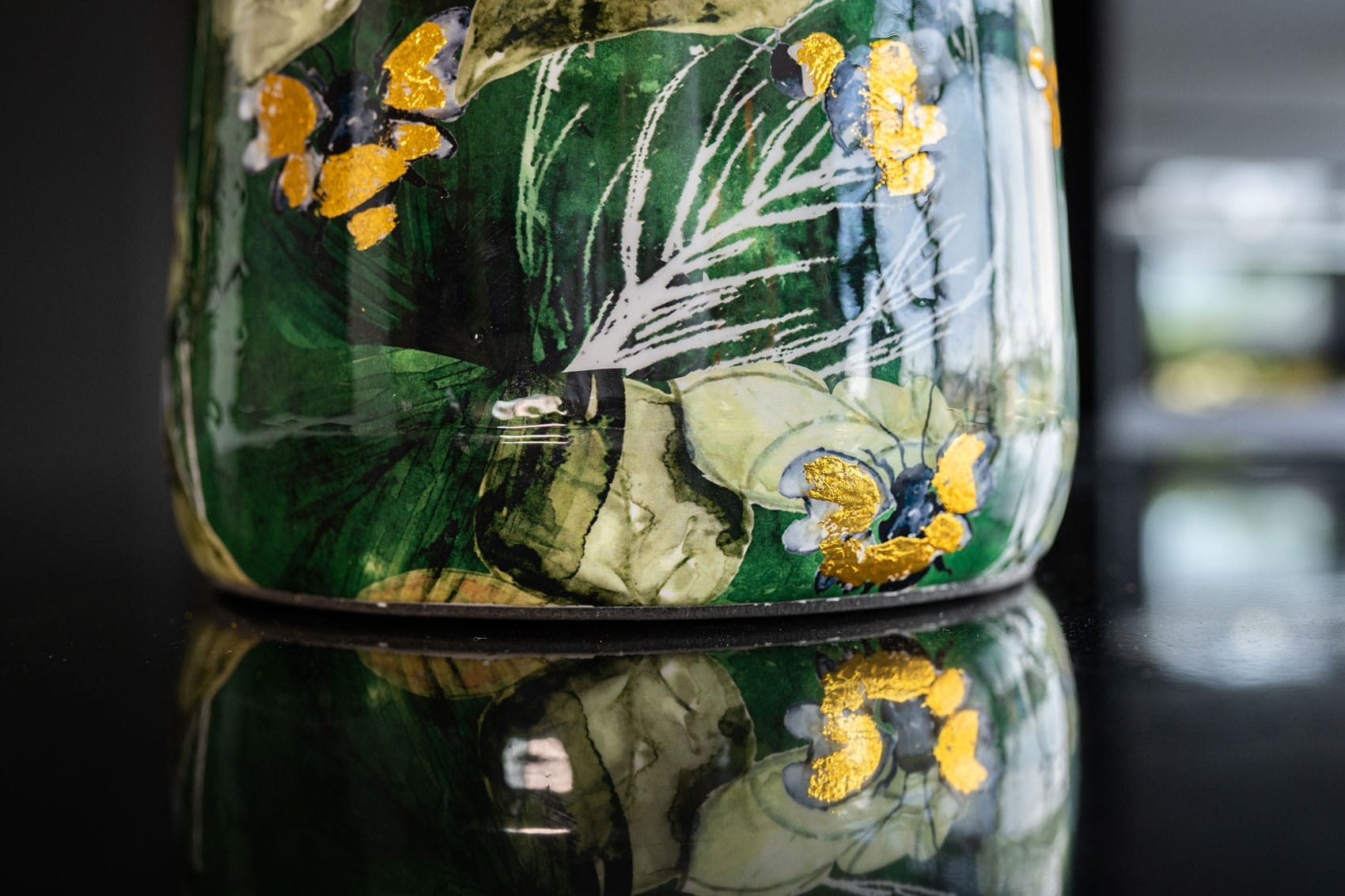 Pot metal Bee Green wide in 3 sizes eliassen.co.uk 3