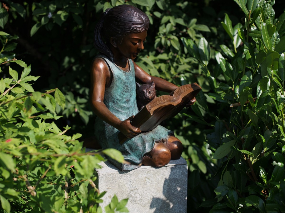 Bronzen beeld meisje lezend in haar dagboek 51cm