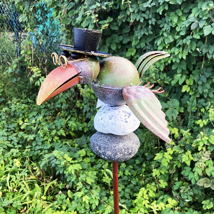 MD17163 Tuinsteker metaal kraai met hoed op stenen 133cm eliassen.nl