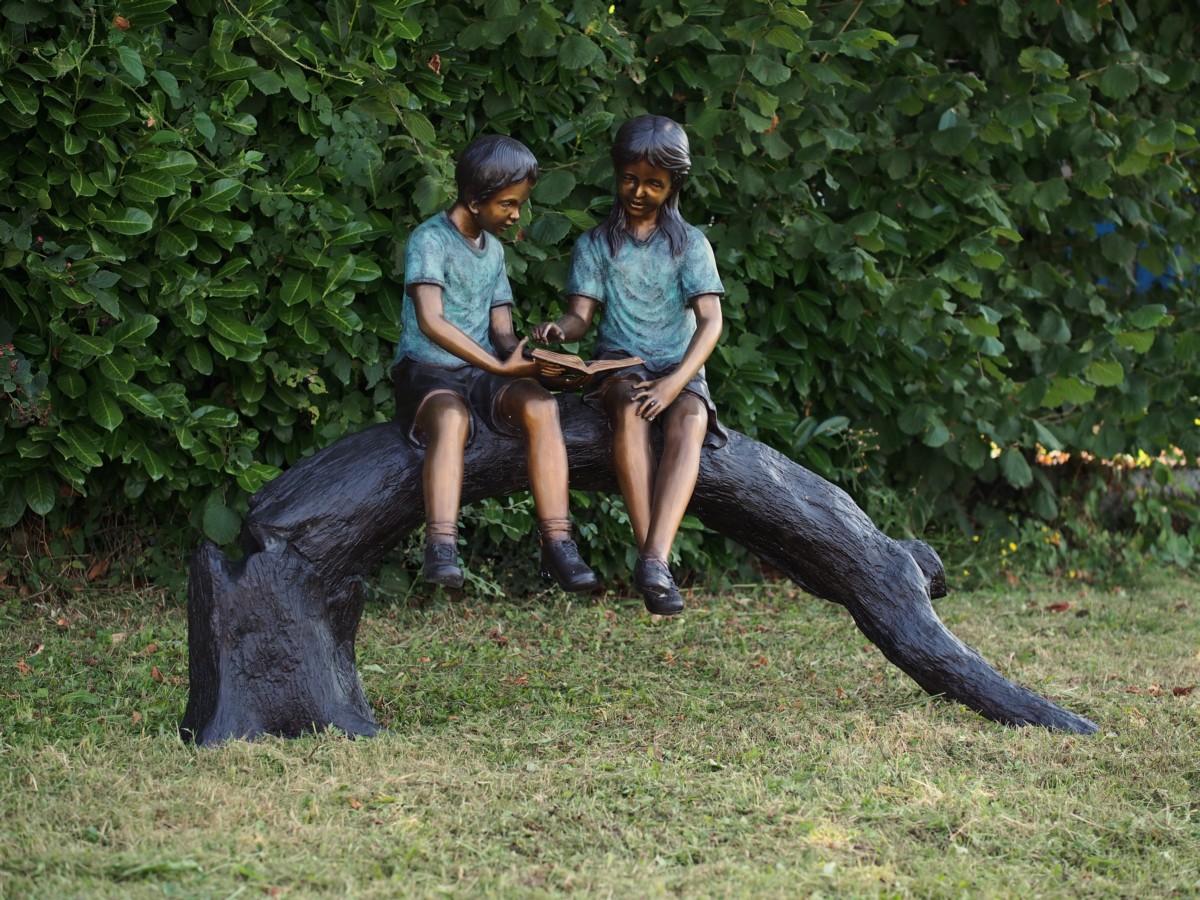 Bronzen beeld kinderen op stronk met boek 197cm