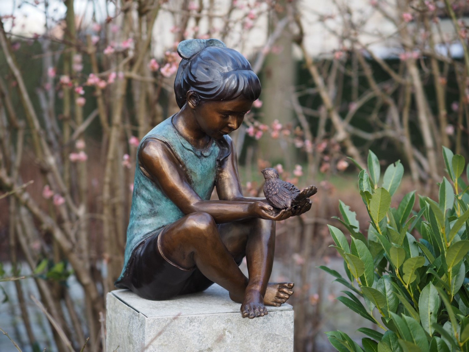 Bronzen beeld meisje met vogeltje 50cm