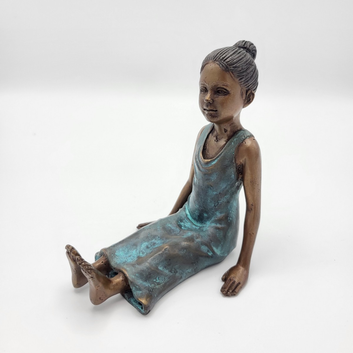 Bronzen beeld zittend meisje 14cm