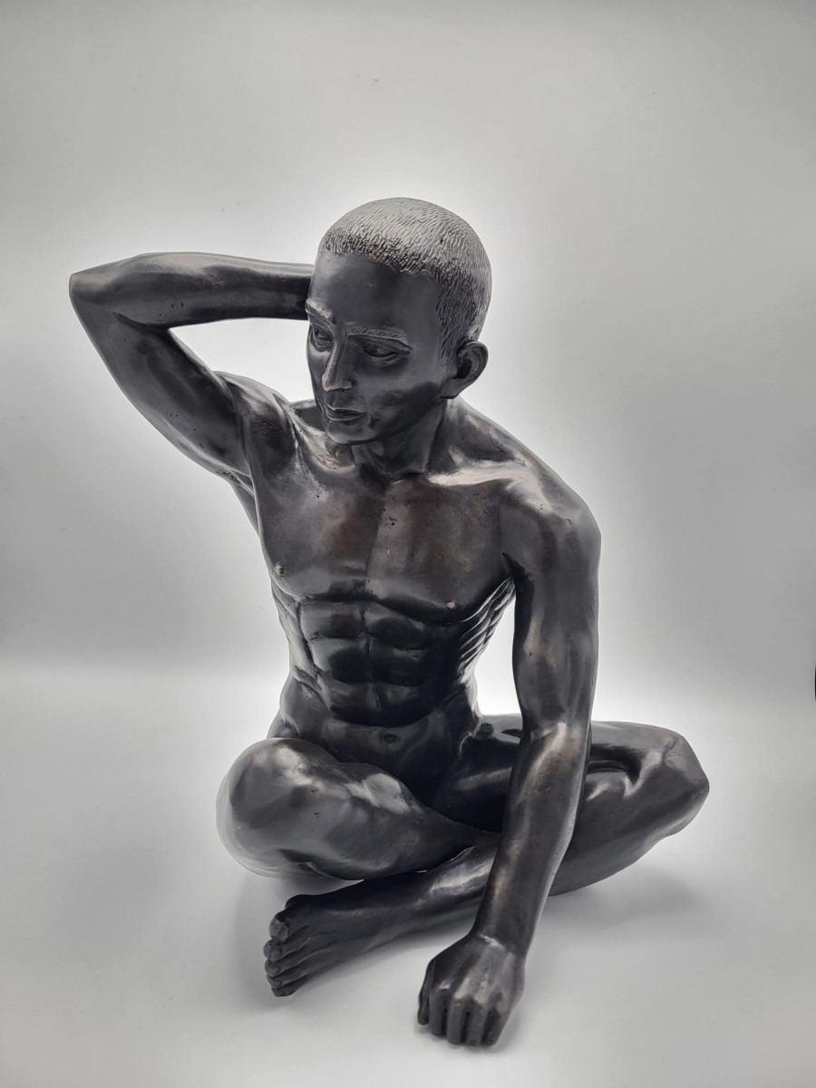 Bronzen beeld zittende man arm omhoog 35cm
