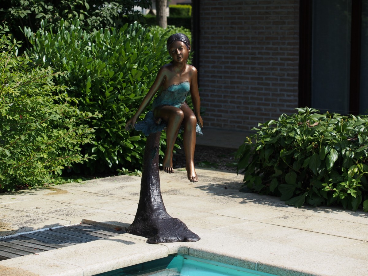 Bronzen beeld meisje zittend op een blad 115cm