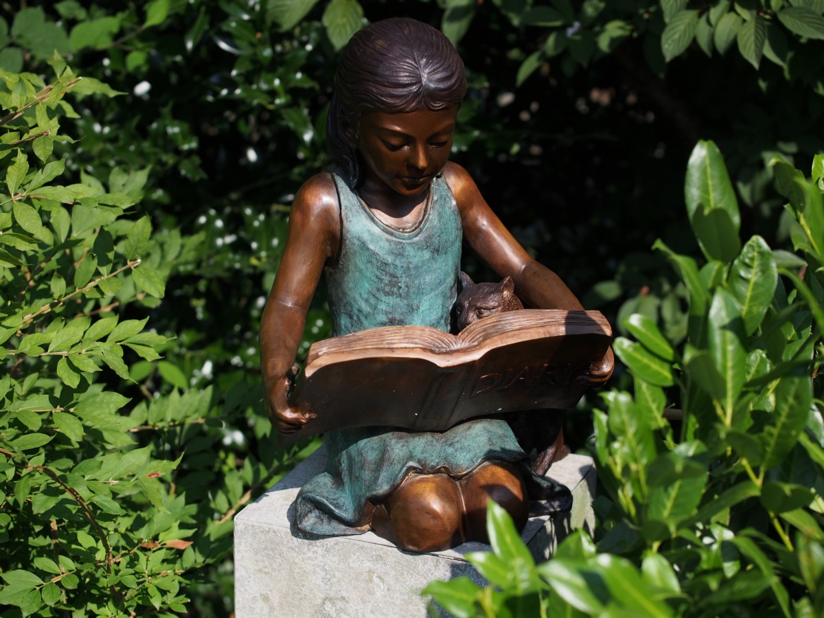 Bronzen beeld meisje lezend in haar dagboek 51cm