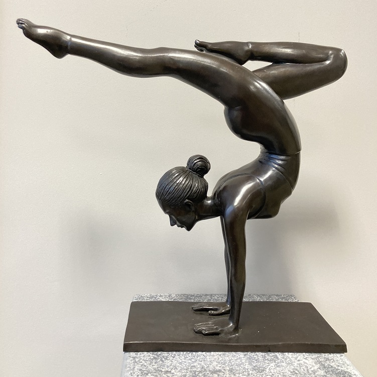 Bronzen beeld Dame in yoga houding op handen 40cm