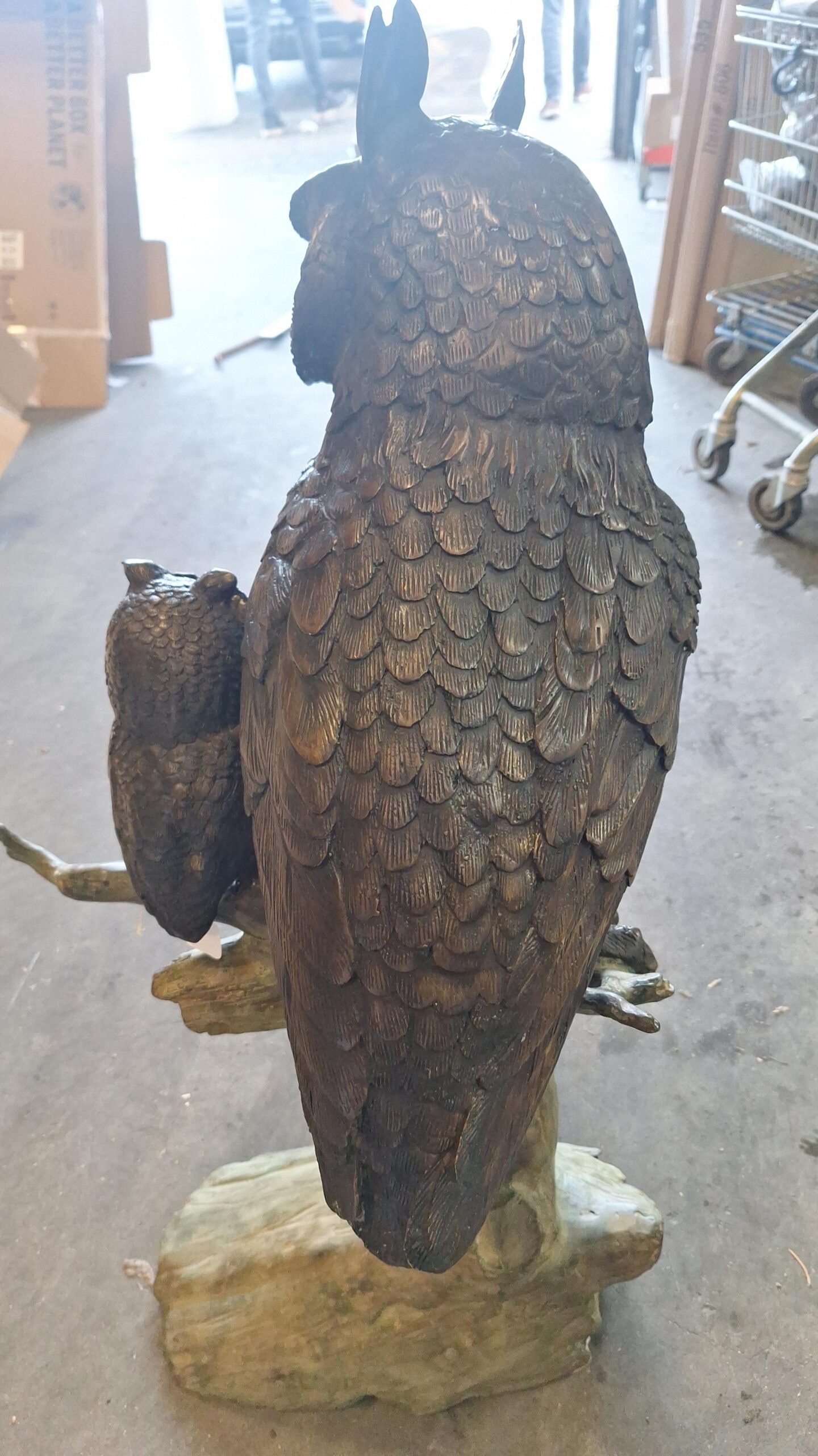 Uil met jong op tak brons 108cm