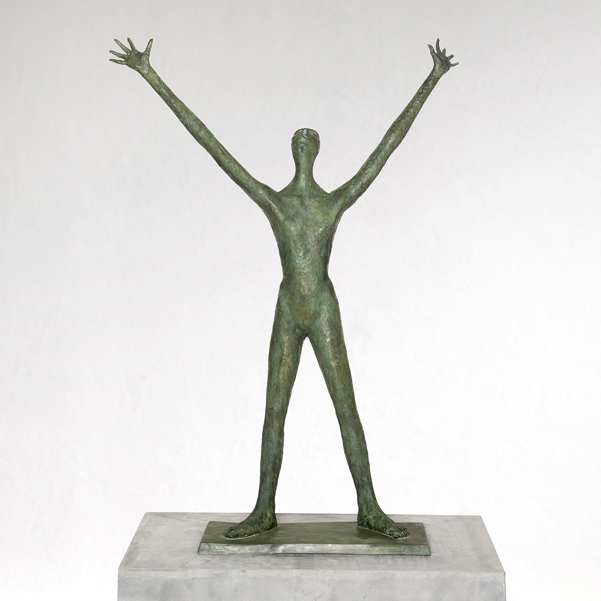 Figuur brons met armen omhoog 90cm