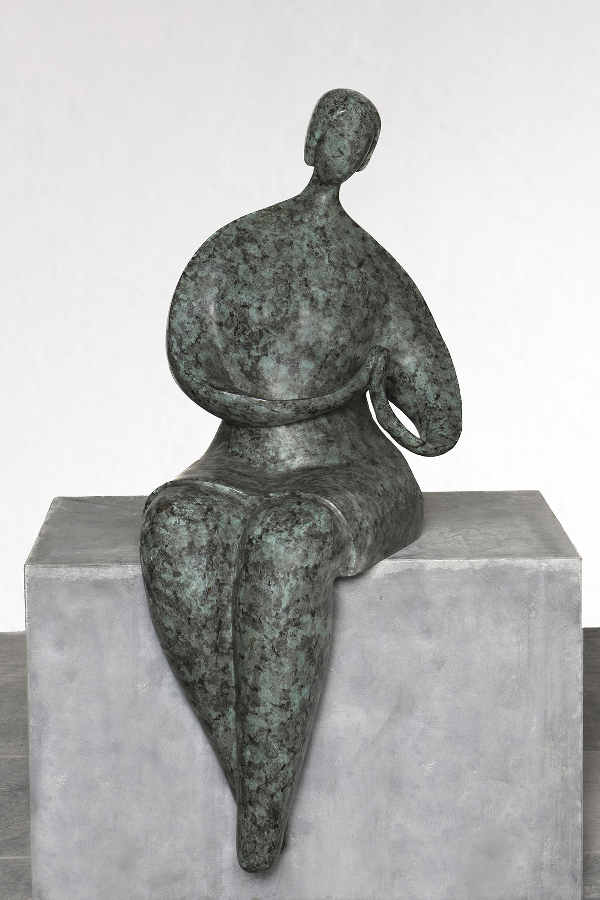 Beeld Dikke vrouw op rand brons 140cm