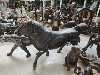 Stier lopend in brons 175cm