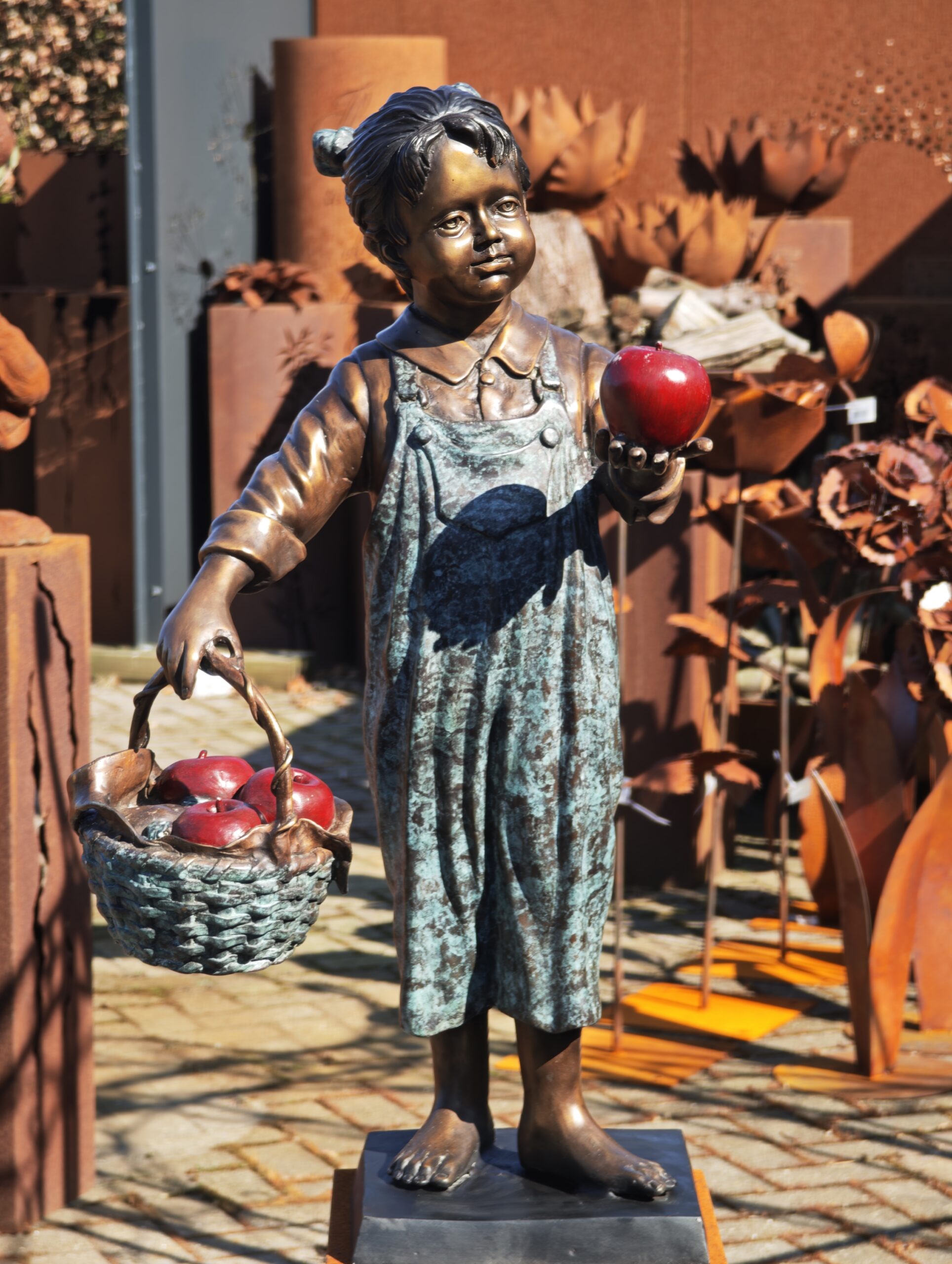 Statue Bronze Mädchen mit Apfelkorb 90cm eliassen.nl 3