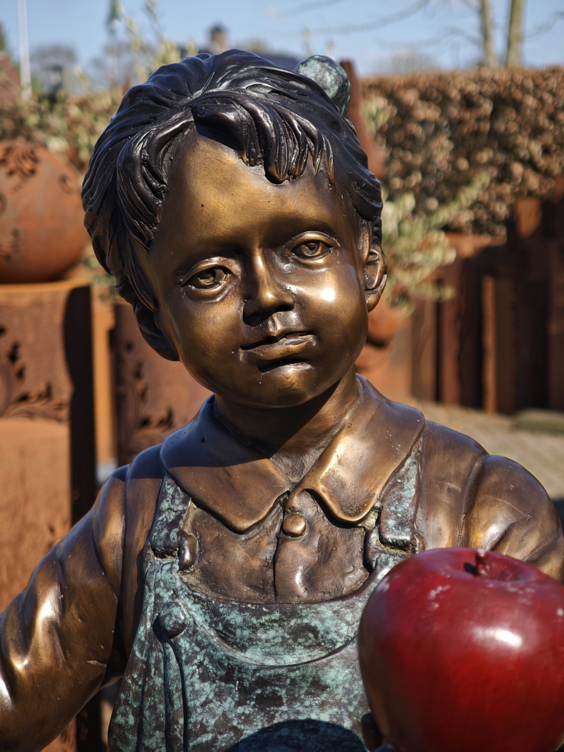 Statue Bronze Mädchen mit Apfelkorb 90cm eliassen.nl 3