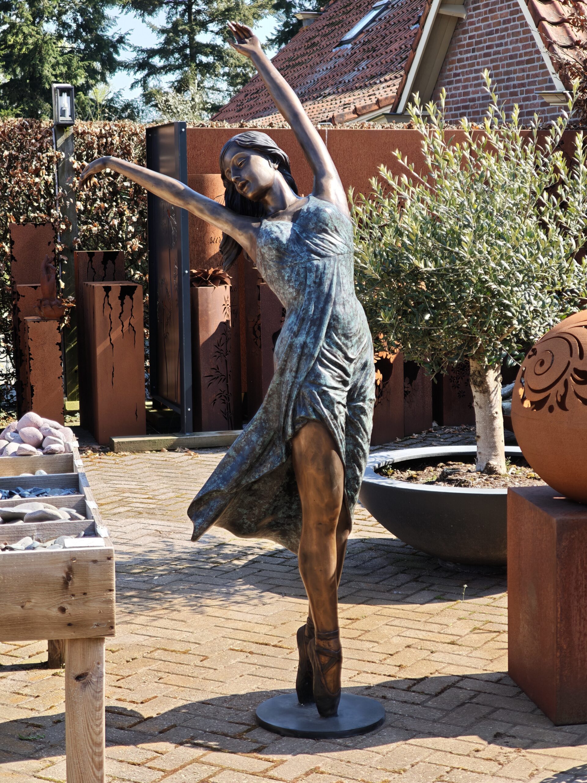Dansende vrouw brons 200cm eliassen.l 5