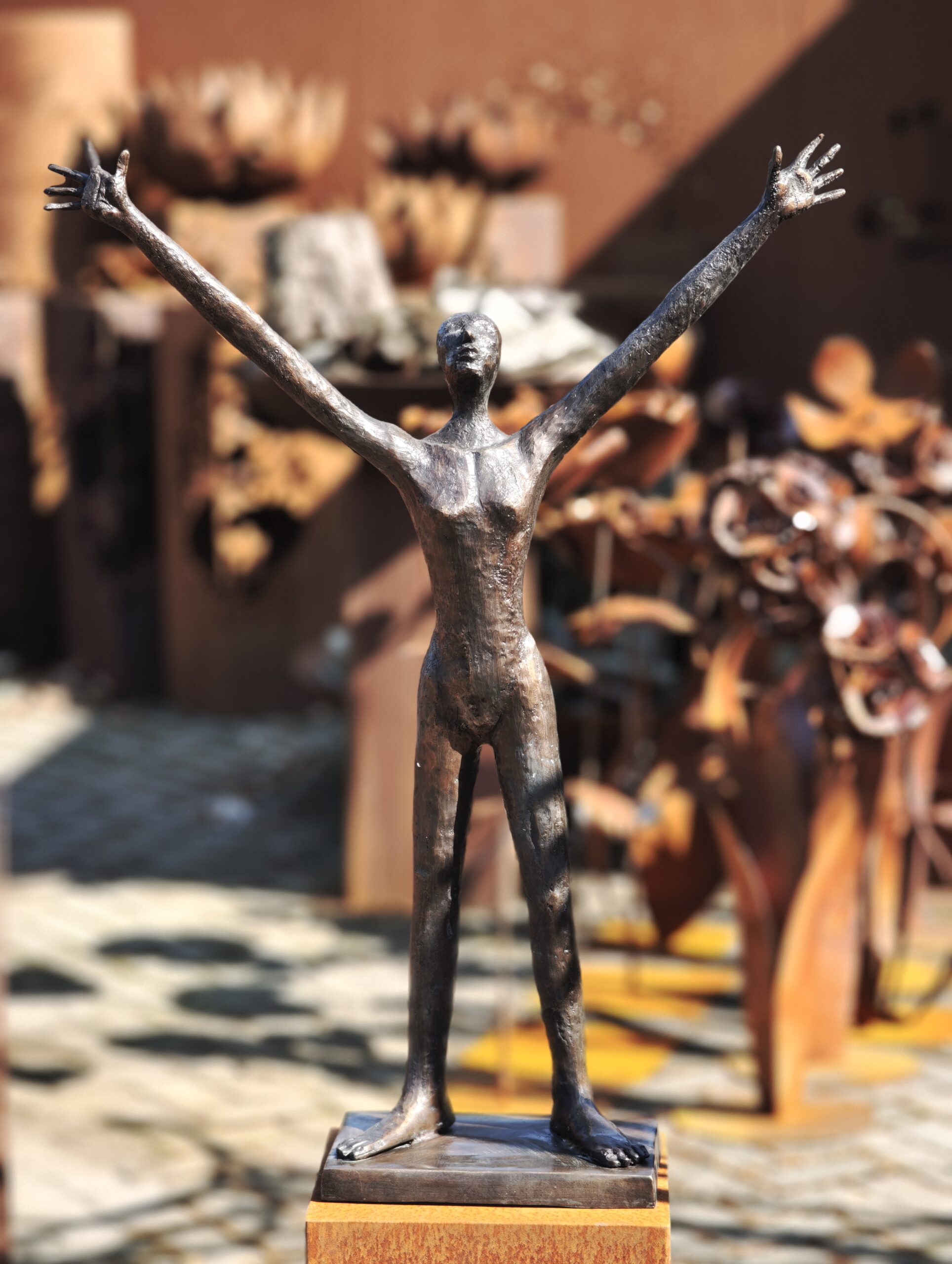 Figuur brons met armen omhoog 90cm eliassen.nl 2