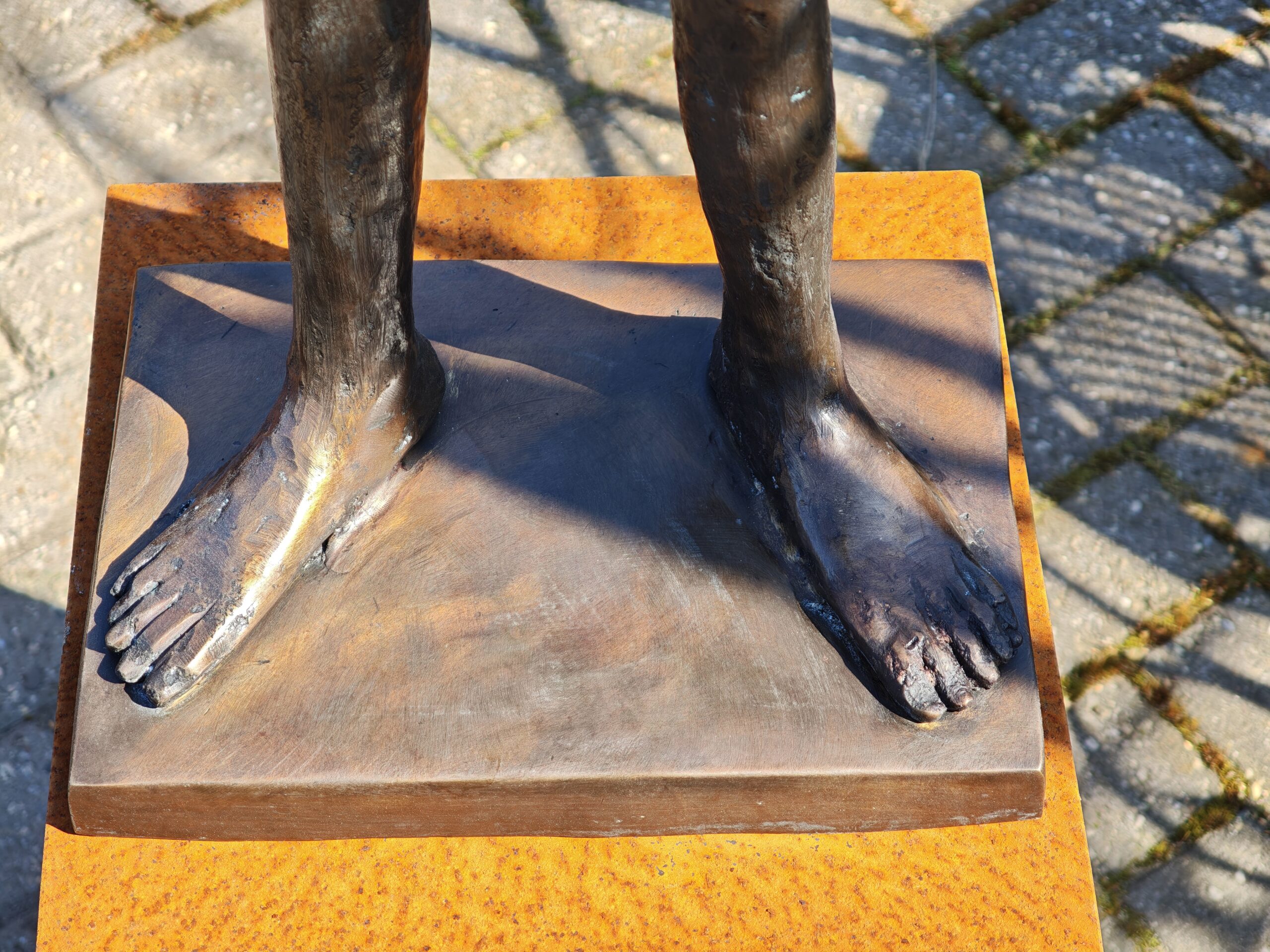 Figuur brons met armen omhoog 90cm eliassen.nl 2