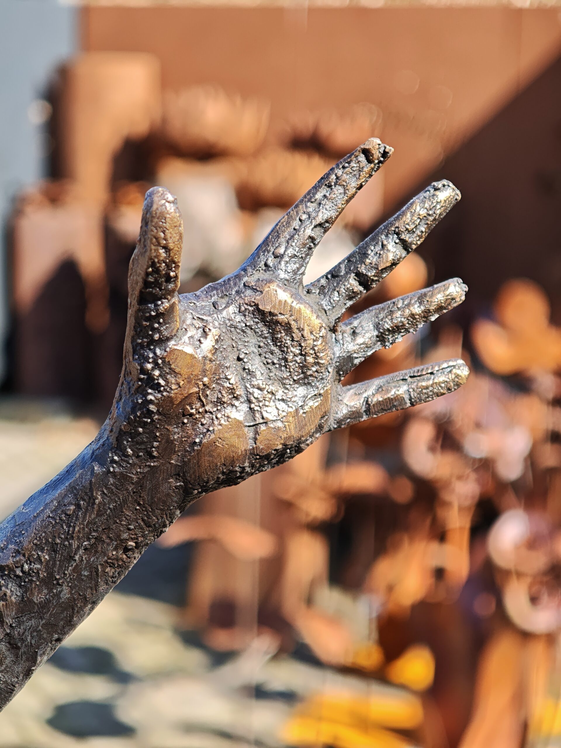 Figuur brons met armen omhoog 90cm eliassen.nl 2