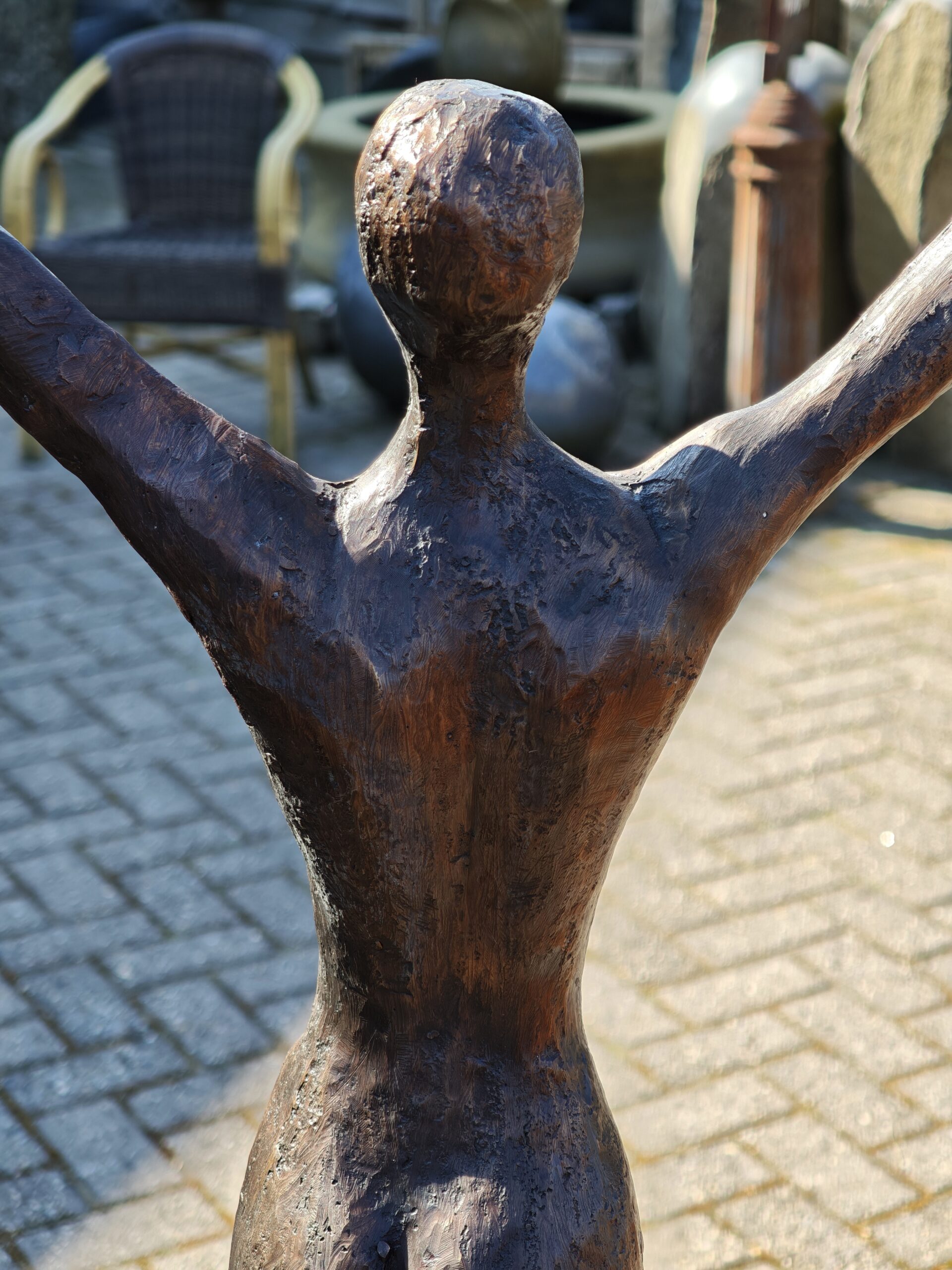 Figuur brons met armen omhoog 90cm eliassen.nl 2