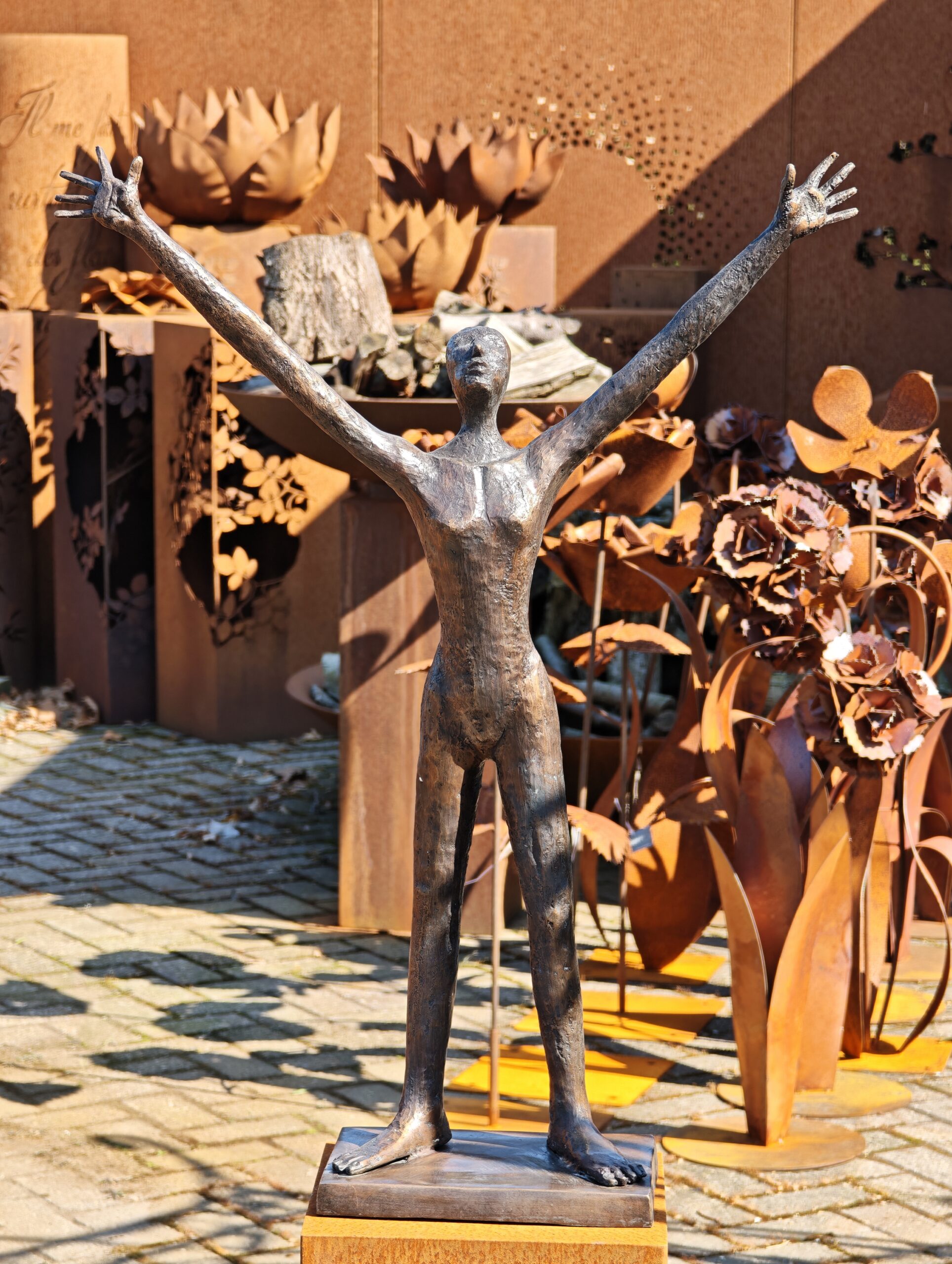 Figuur brons met armen omhoog 90cm eliassen.nl 2