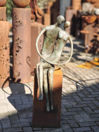 Liefdespaar brons Gesloten armen 98cm eliassen.nl (1)