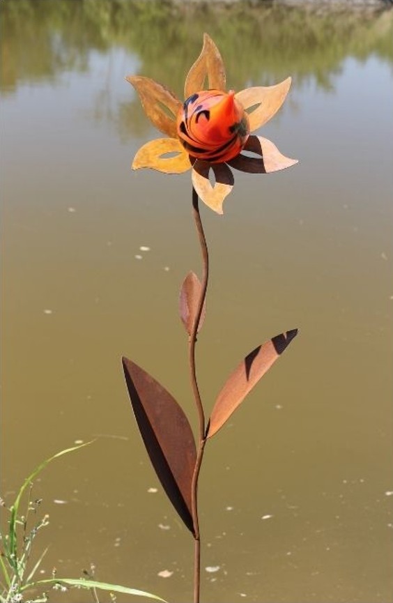 Tuinsteker roest figuur bloem met spitse glasbol Spitsblad 140cm in 3 kleurvarianten eliassen.nl