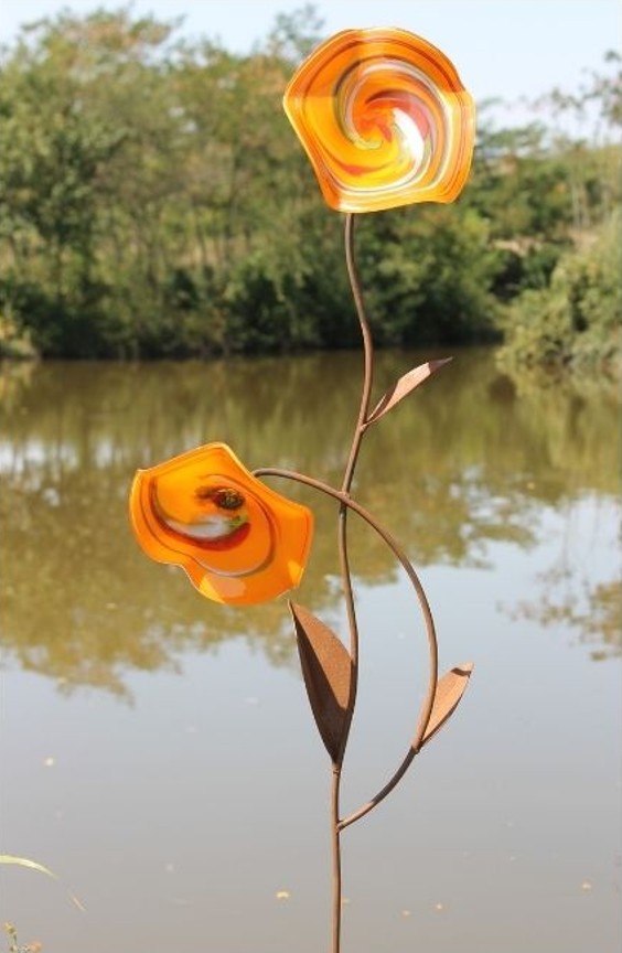 Gartenstab Rostfigur mit Glasblumen 150cm in 3 Farbvarianten eliassen.nl