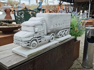 Scania Torpedo aus Beton mit Anhänger als Blumenkasten 90cm