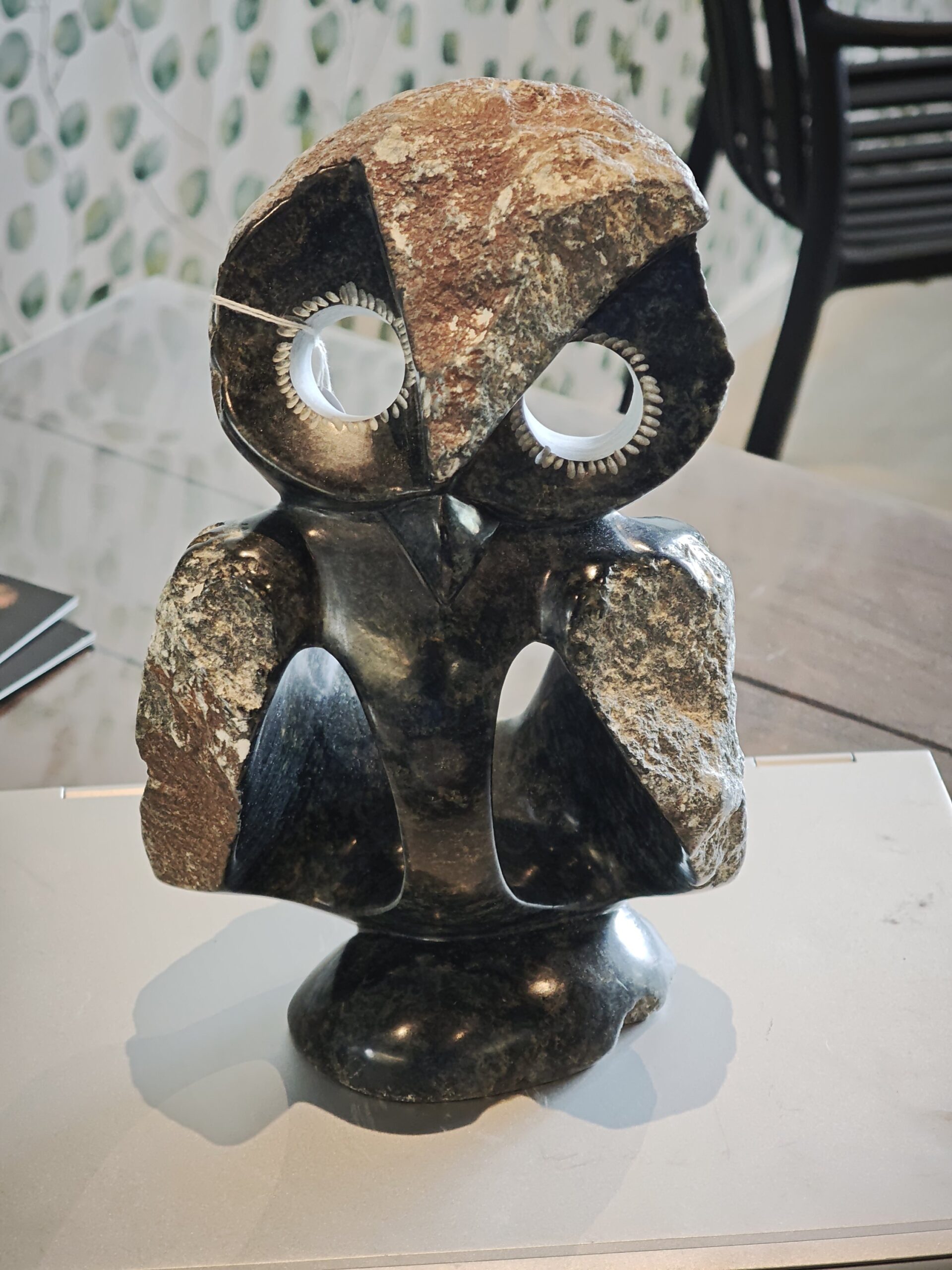 Speksteen beeld abstracte uil open vleugels 27cm