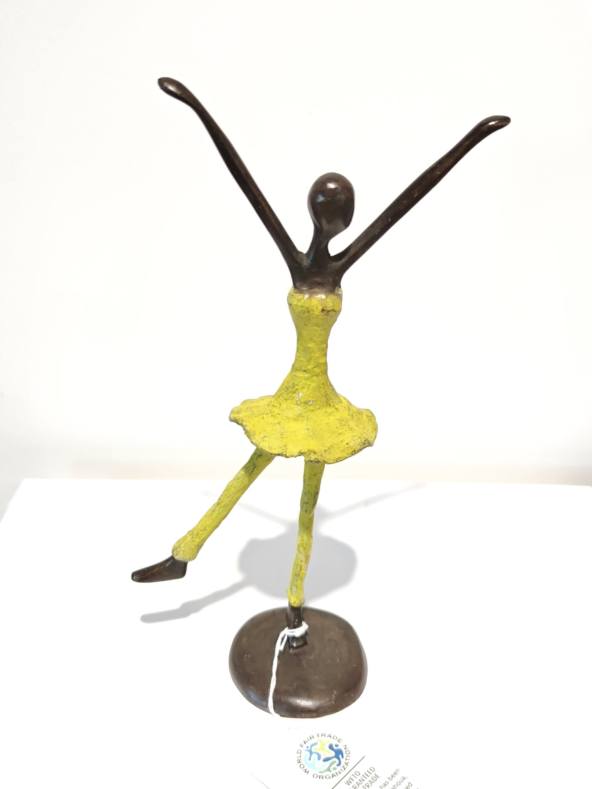 Bronzestatue Afrikanische Dame in giftgrünem Kleid tanzend 27cm