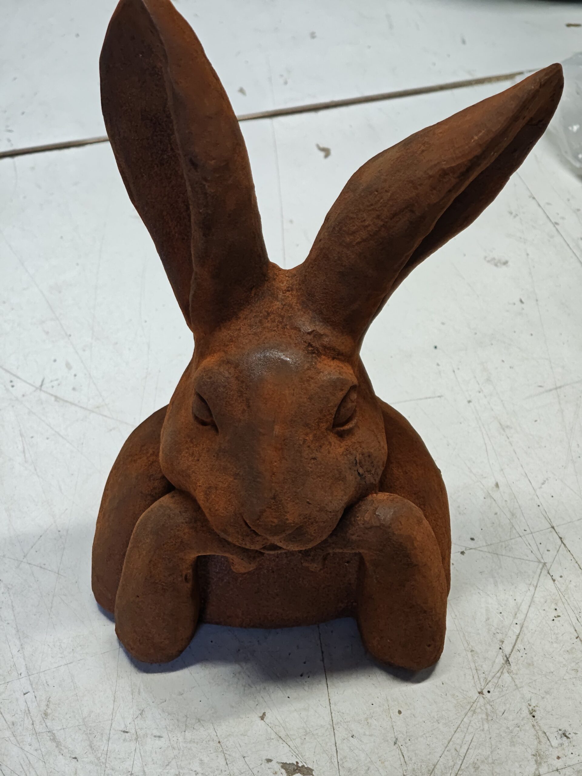 Liggende haas gietijzer 37cm