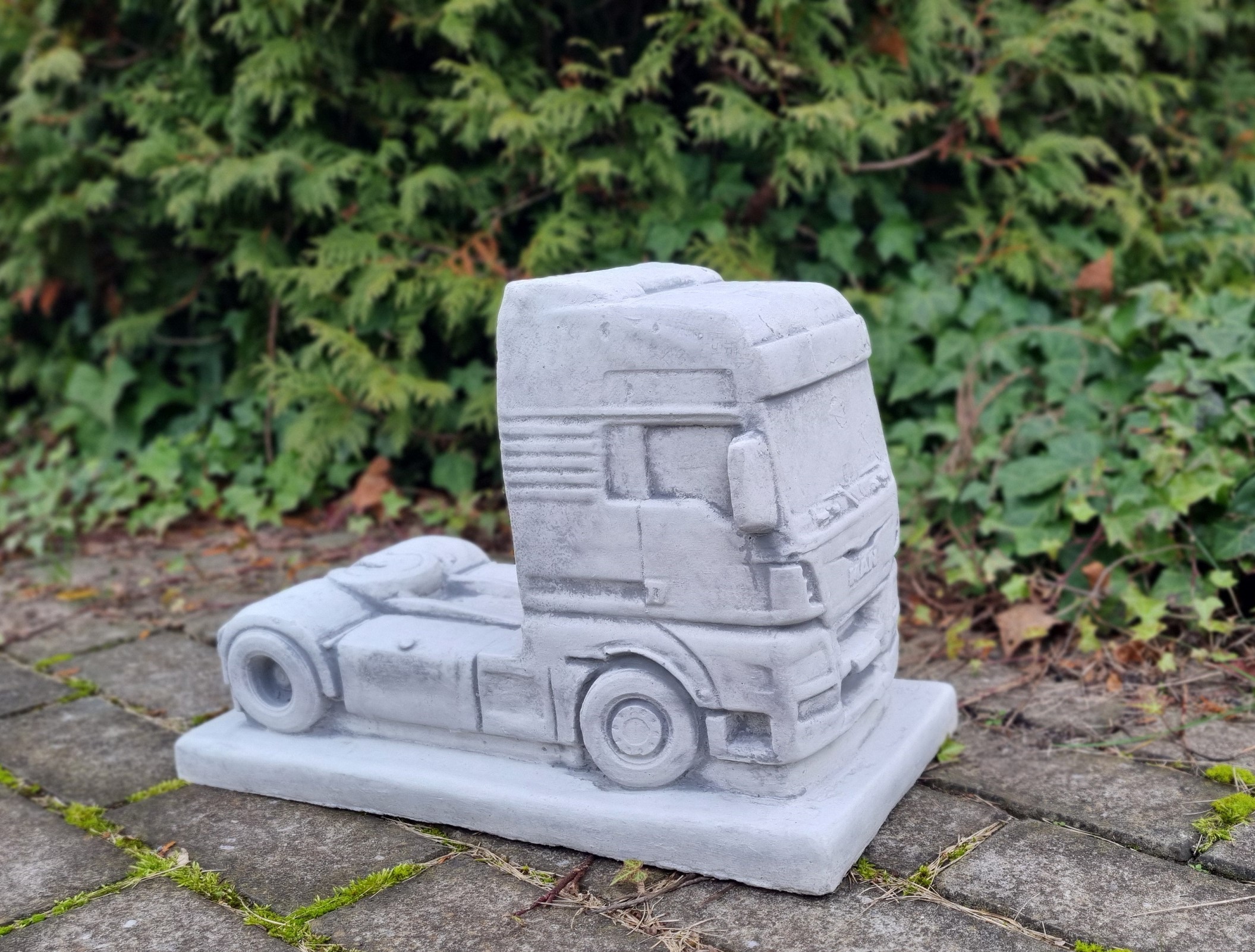 Beton MAN mit Segelanhänger als Blumenkasten 80cm