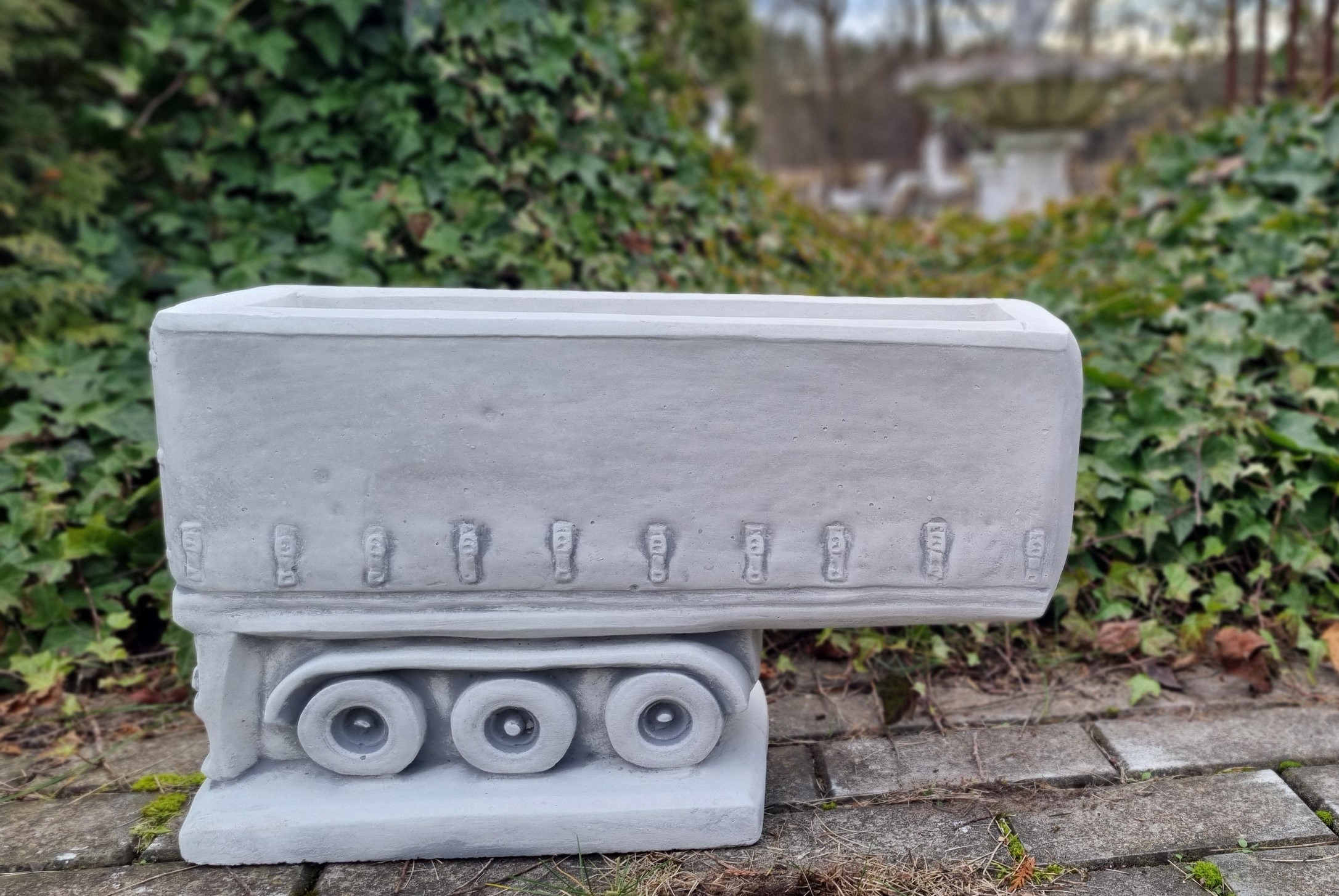 Beton MAN mit Segelanhänger als Blumenkasten 80cm