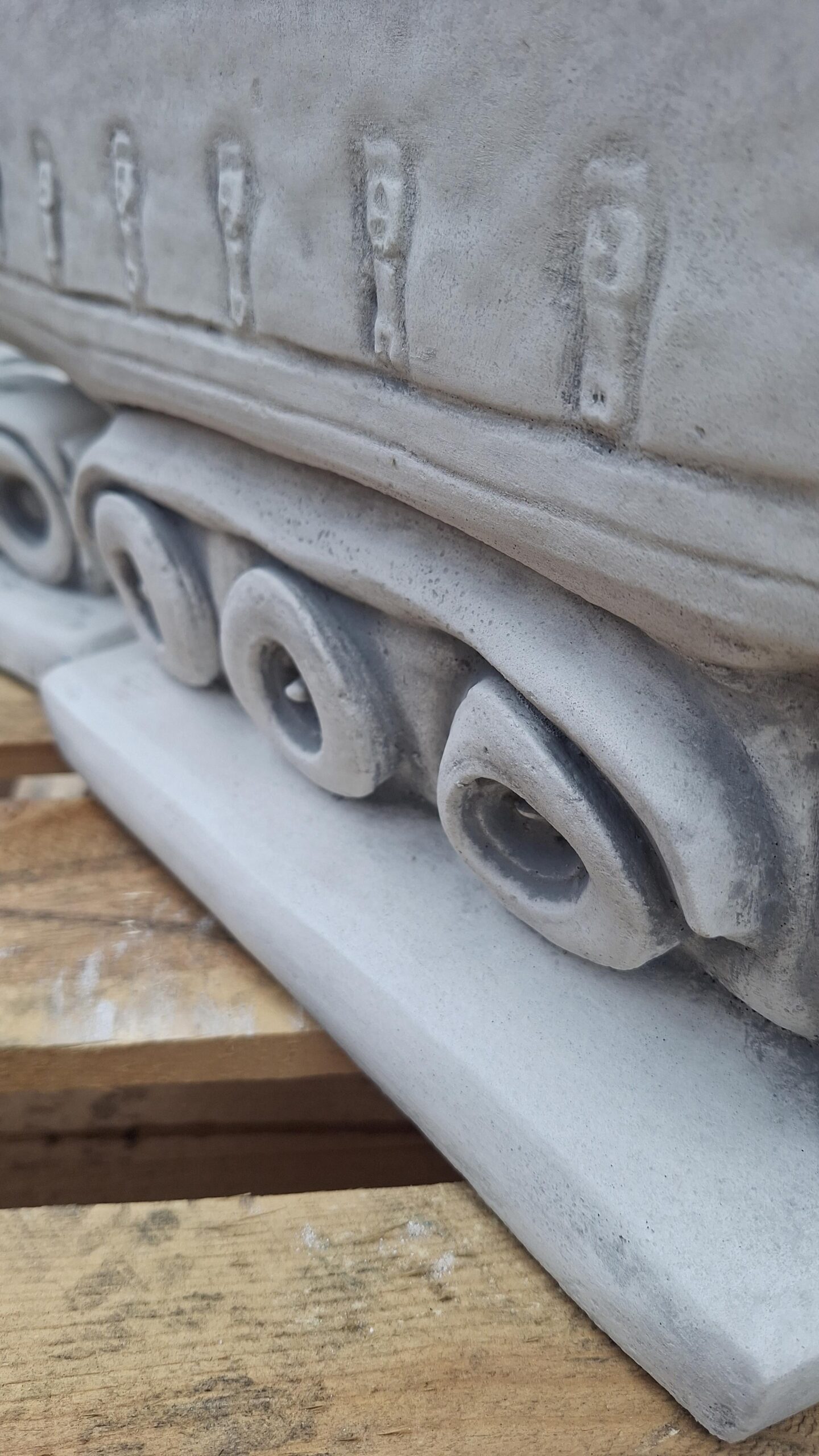 Beton MAN mit Segelanhänger als Blumenkasten 80cm