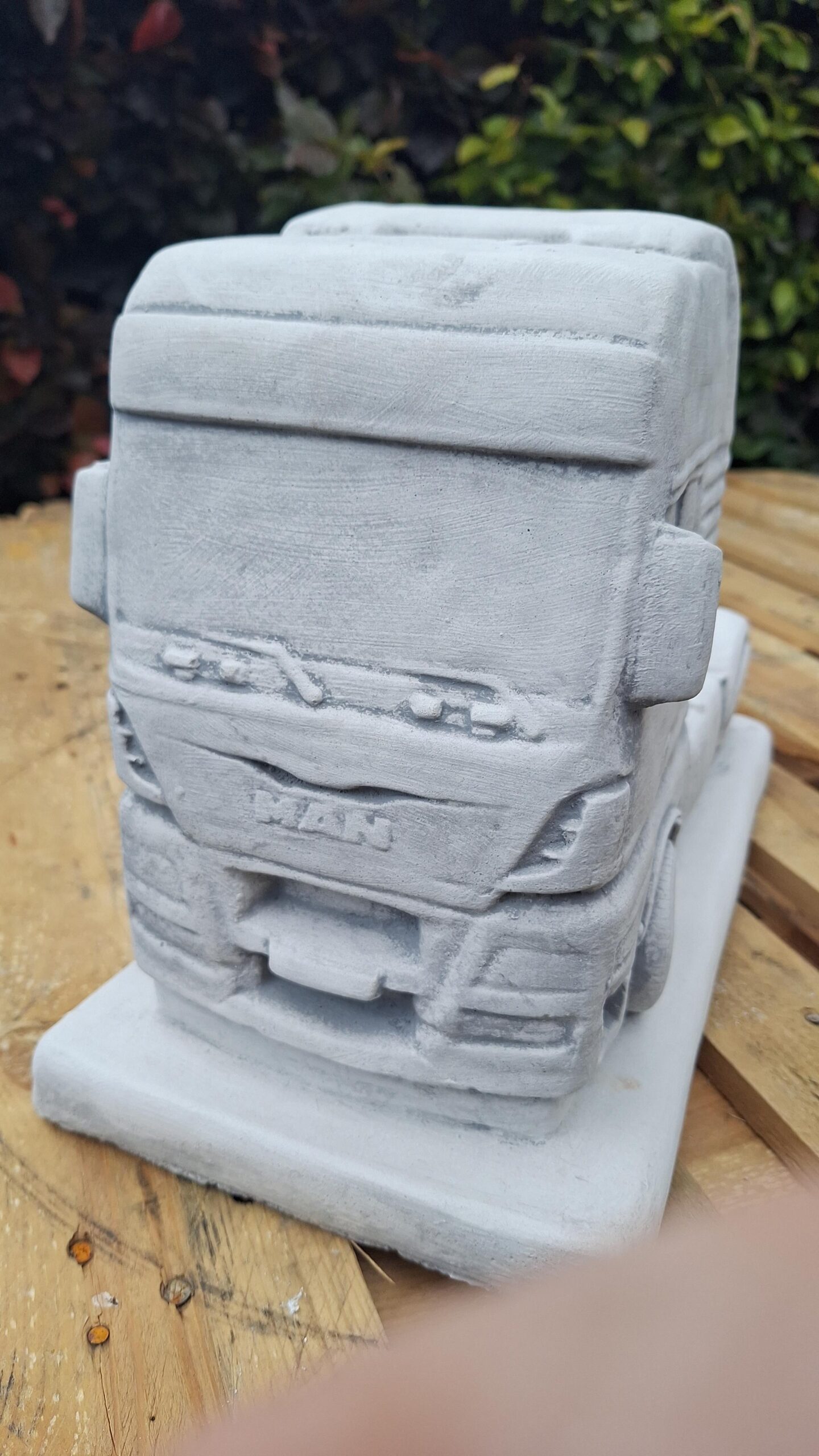 Beton MAN mit Segelanhänger als Blumenkasten 80cm