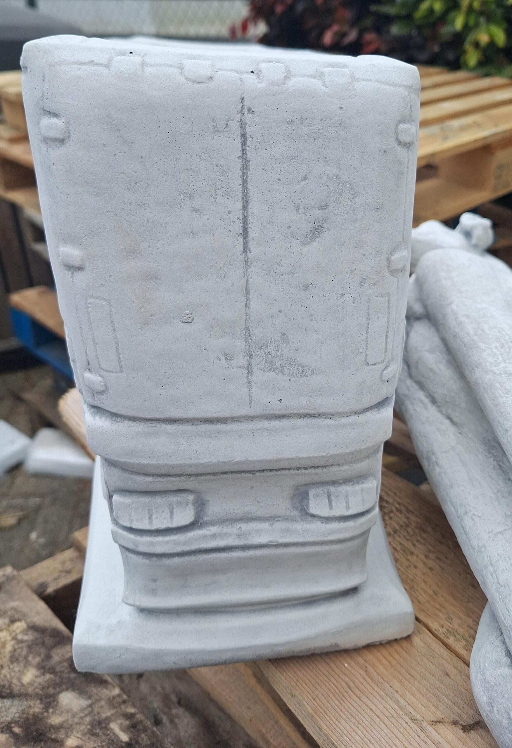 Beton MAN mit Segelanhänger als Blumenkasten 80cm