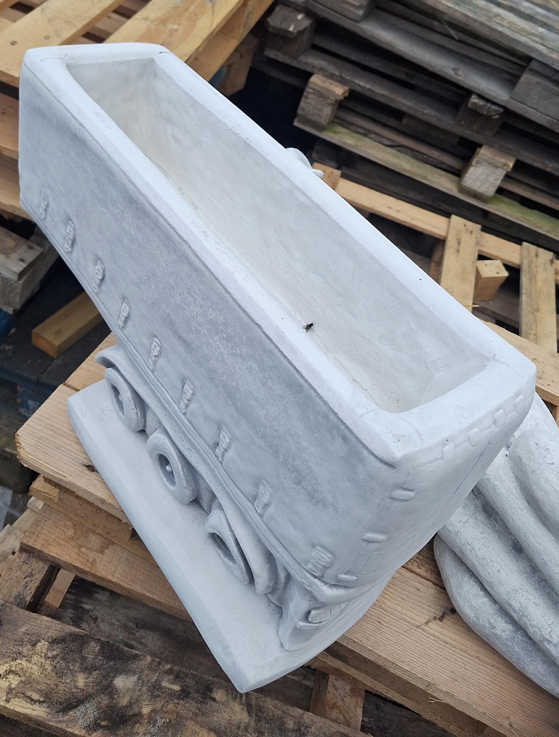 Beton MAN mit Segelanhänger als Blumenkasten 80cm