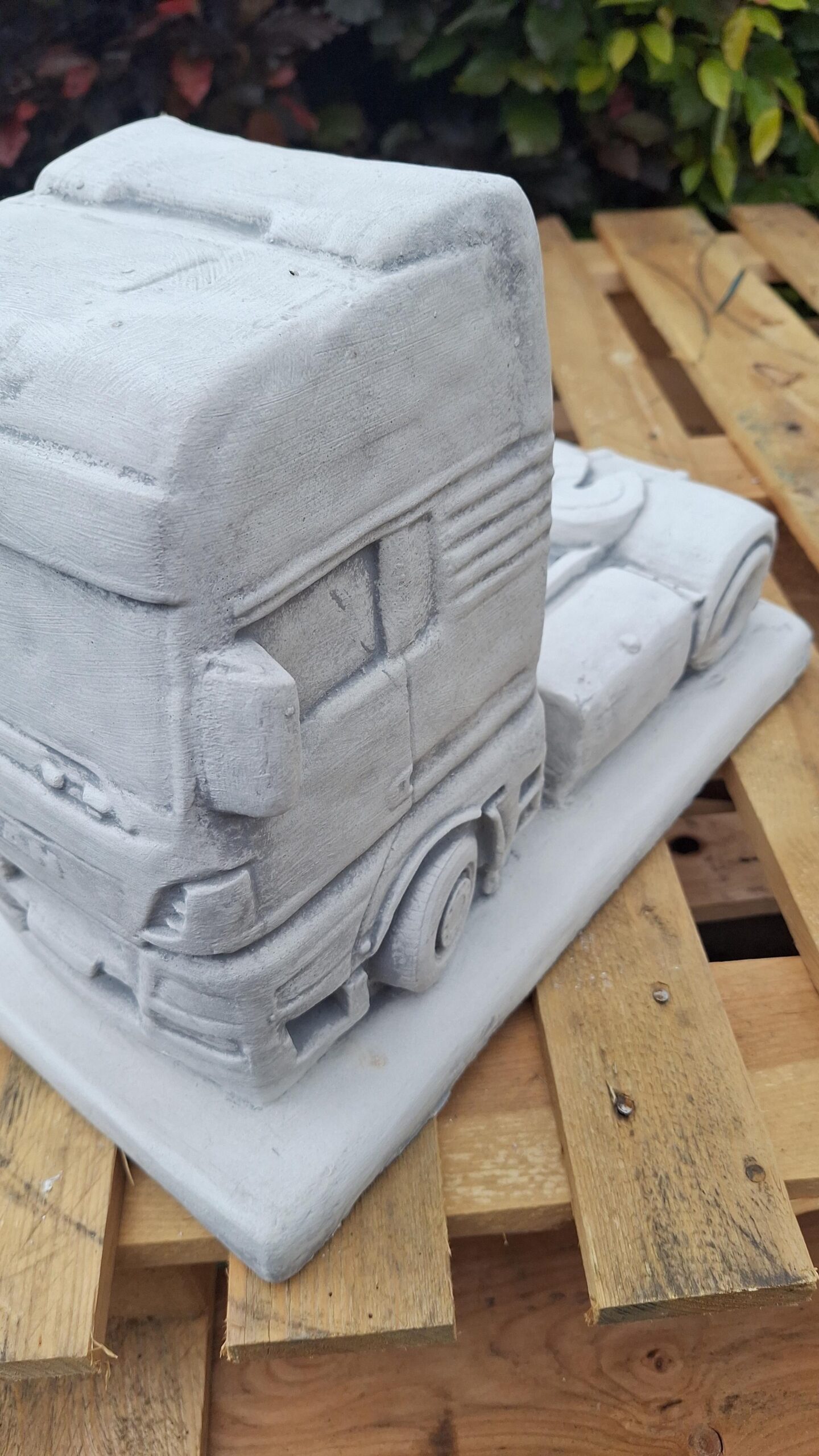 Beton MAN mit Segelanhänger als Blumenkasten 80cm